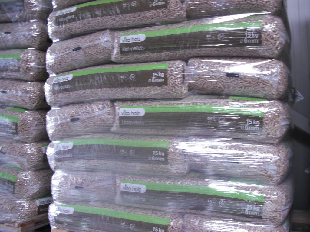 Houtpellets € 7,= per zak van 15 kg (66 zakken voor € 450,=), 6 m³ of meer, Ophalen