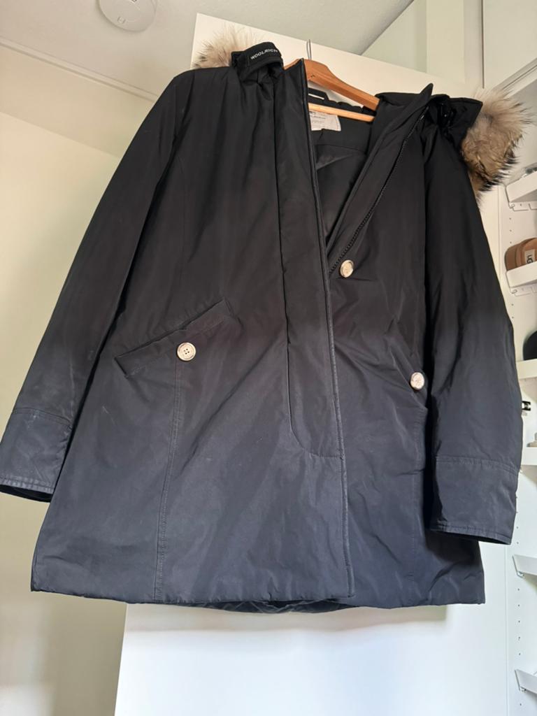 Woolrich maat L, Kleding | Dames, Jassen | Winter, Ophalen of Verzenden, Gedragen, Maat 42/44 (L), Zwart