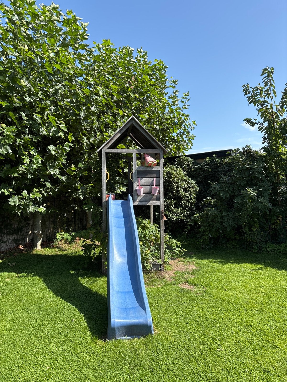 Houten bankirai speelhuisje met glijbaan en keukentje, Kinderen en Baby's, Speelgoed | Buiten | Speeltoestellen, Ophalen, Gebruikt
