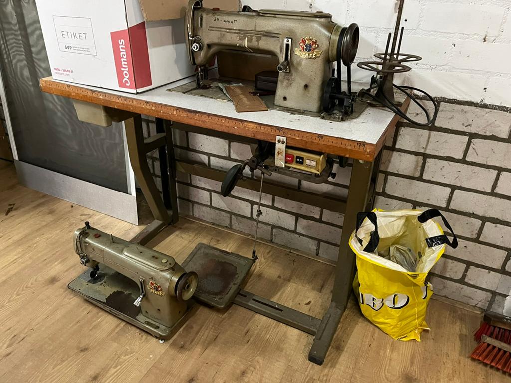 2x Pfaff stikmachine, Ophalen