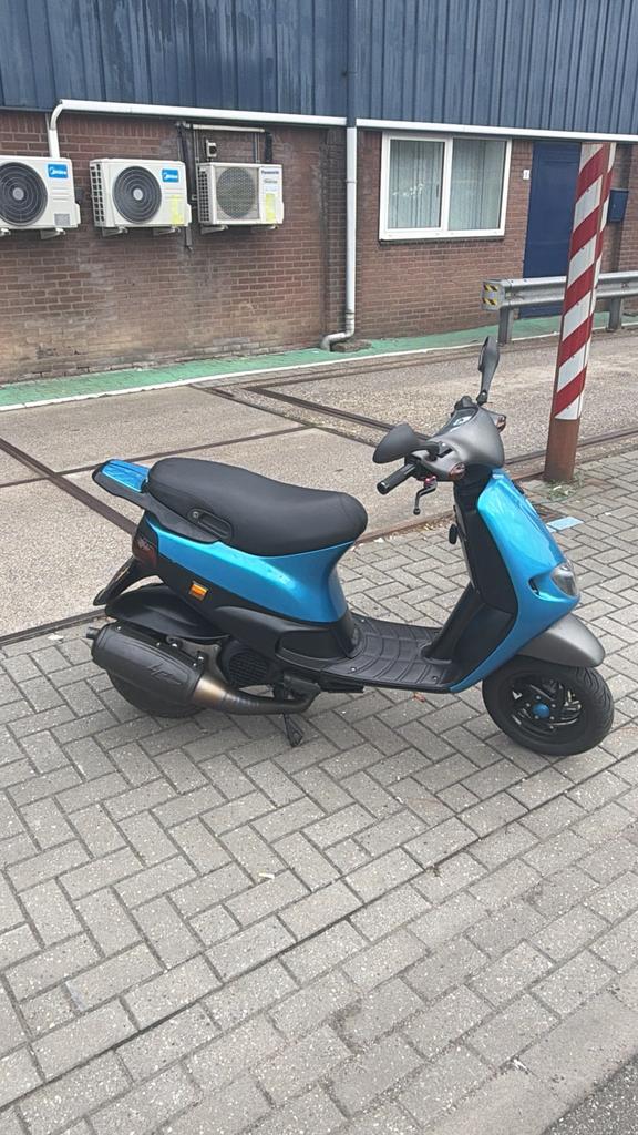 Zip fastrider A1  (toronda 172ac), Fietsen en Brommers, Scooters | Piaggio, Zo goed als nieuw, Zip, Benzine, Ophalen
