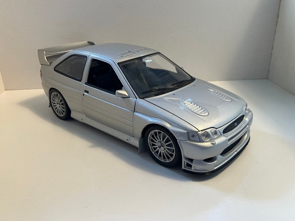 Ford Escort RS Cosworth WRC Street Car  1/18 UT Models, Ophalen of Verzenden, Zo goed als nieuw, Auto, UT Models