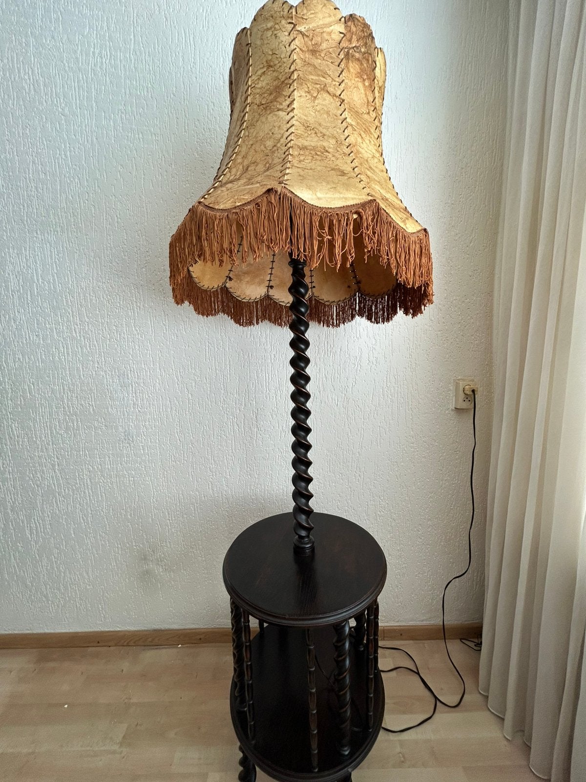 Antieke lamp met tafeltje, Huis en Inrichting, Lampen | Vloerlampen, Ophalen, Zo goed als nieuw, Minder dan 100 cm