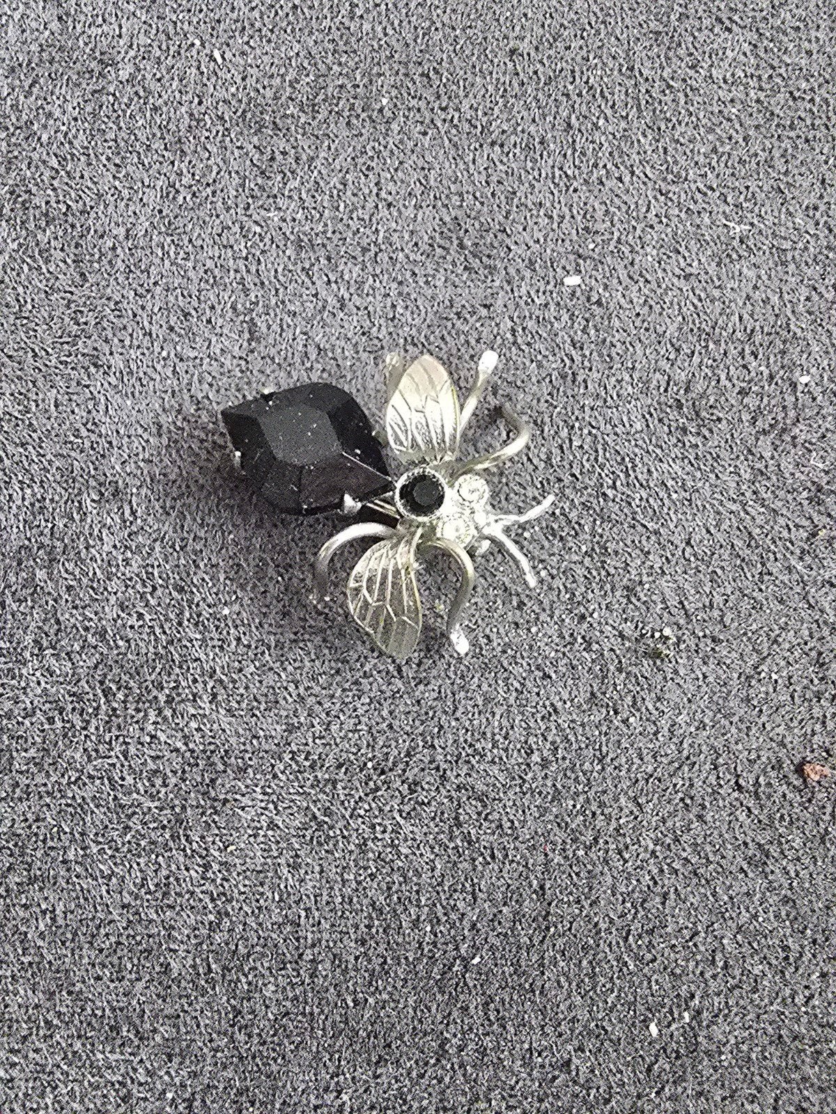 Zilverkleurige spinnenbroche met zwarte steen, Overige materialen, 4 tot 7 cm, Gebruikt, Ophalen of Verzenden
