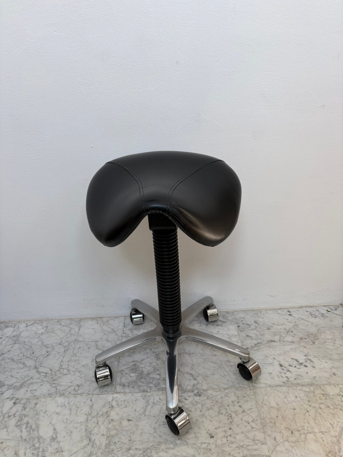 Zwarte ergonomsiche zadelkruk / kapperskruk, Ophalen, Zo goed als nieuw, Zwart, Bureaukruk
