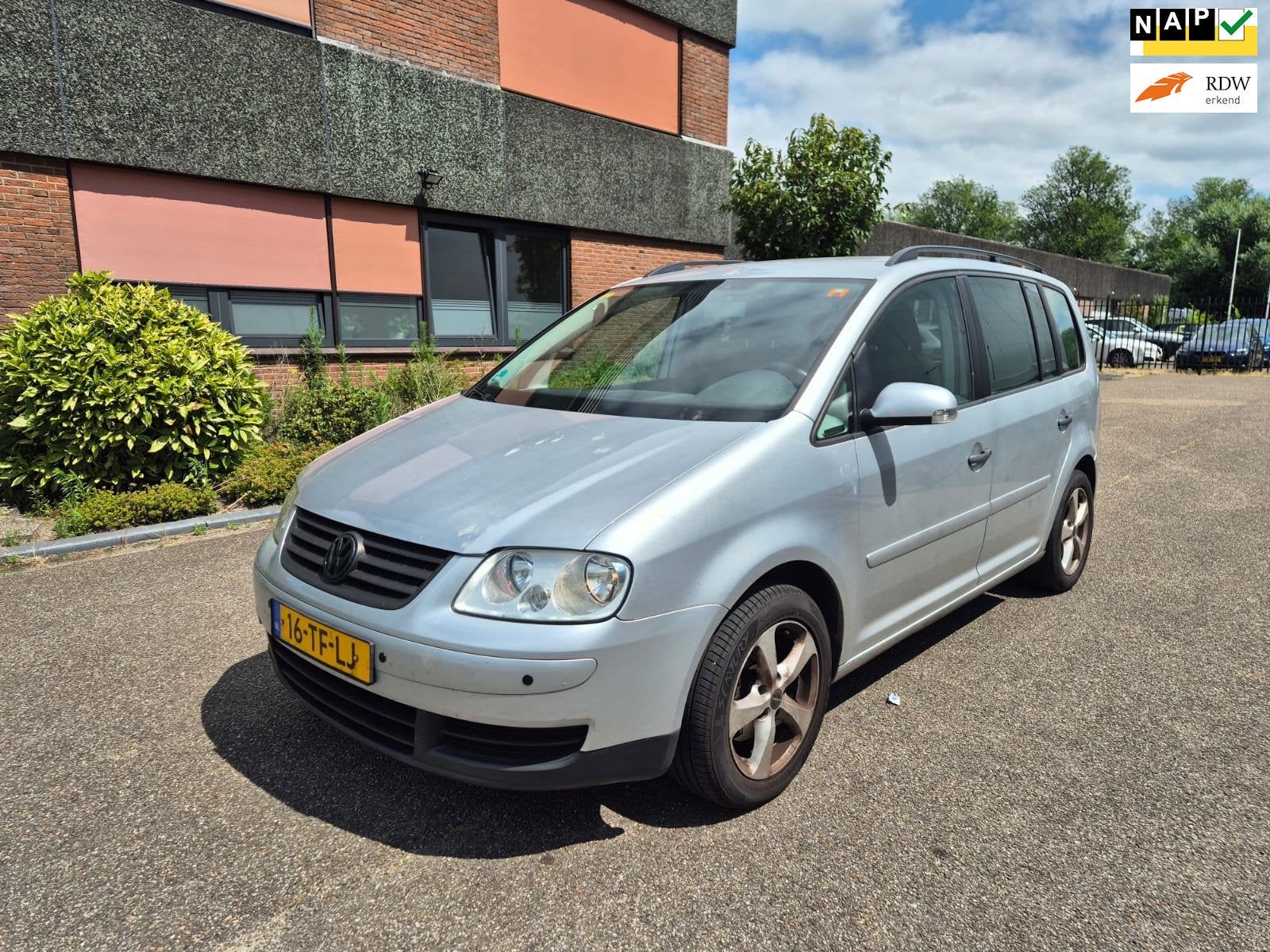 Volkswagen Touran 1.6-16V FSI Optive TrekhaakIBoekjes|N.AP, Auto's, Volkswagen, Stof, Gebruikt, 4 cilinders, 116 pk