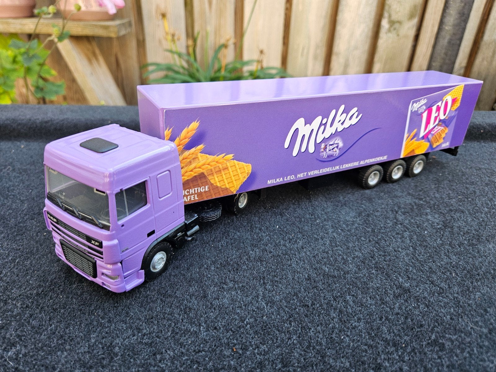 Lioncar Daf XF Milka Leo trailer 1:50, Ophalen of Verzenden, Gebruikt, Bus of Vrachtwagen, Lion Toys