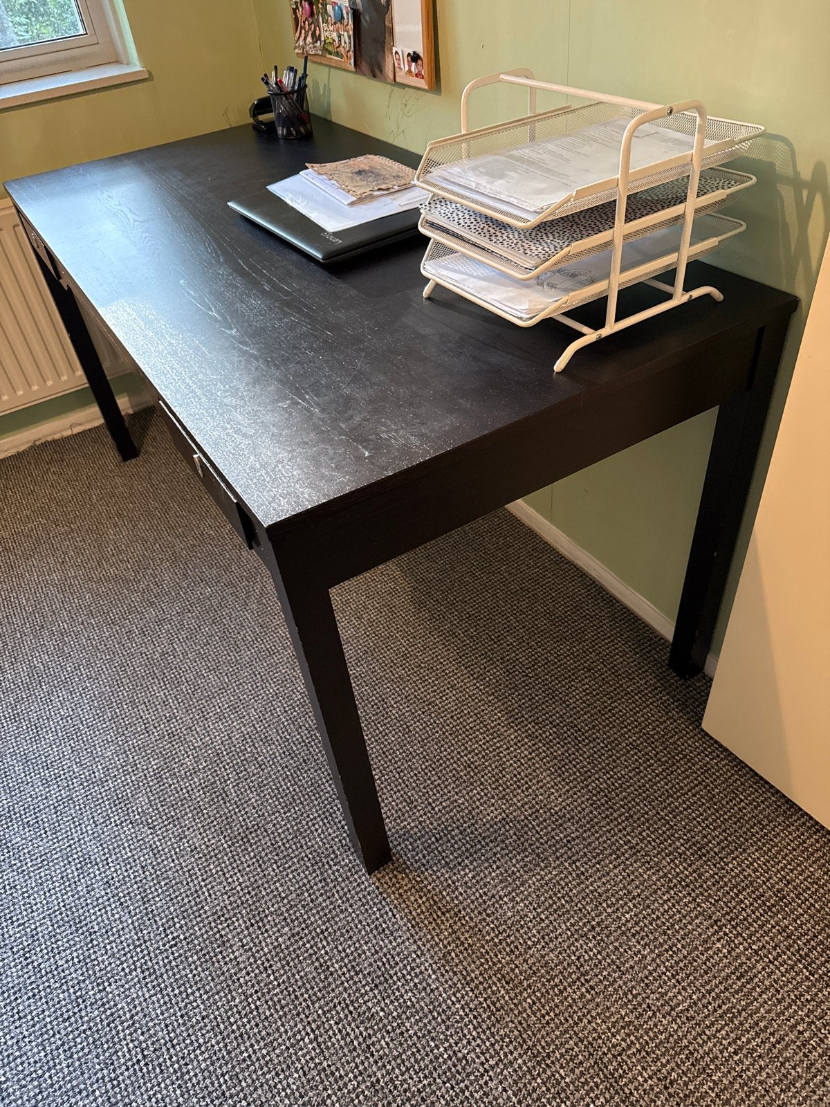 Zwart bureau met lades - Ideaal voor thuiswerkplek, Huis en Inrichting, Bureaus, Ophalen, Zwart, Gebruikt, Computerbureau