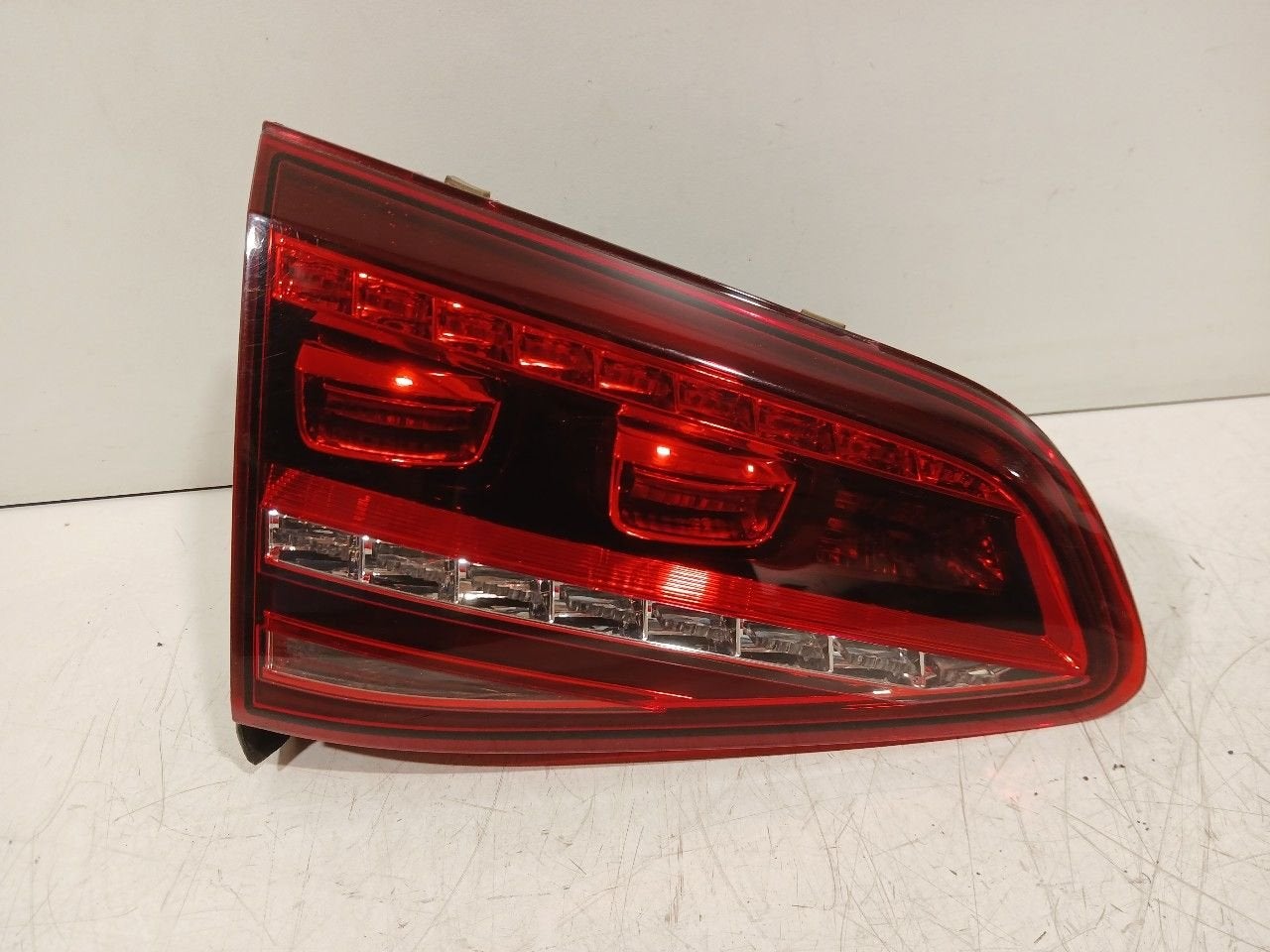 Achterlicht kofferdeksel achterklep links Volkswagen Golf, Onderdelen@venauto.nl, Van der Ven Autorecycling B.V., Gebruikt, Ettenseweg 76, 4706 PB Roosendaal, The Netherlands