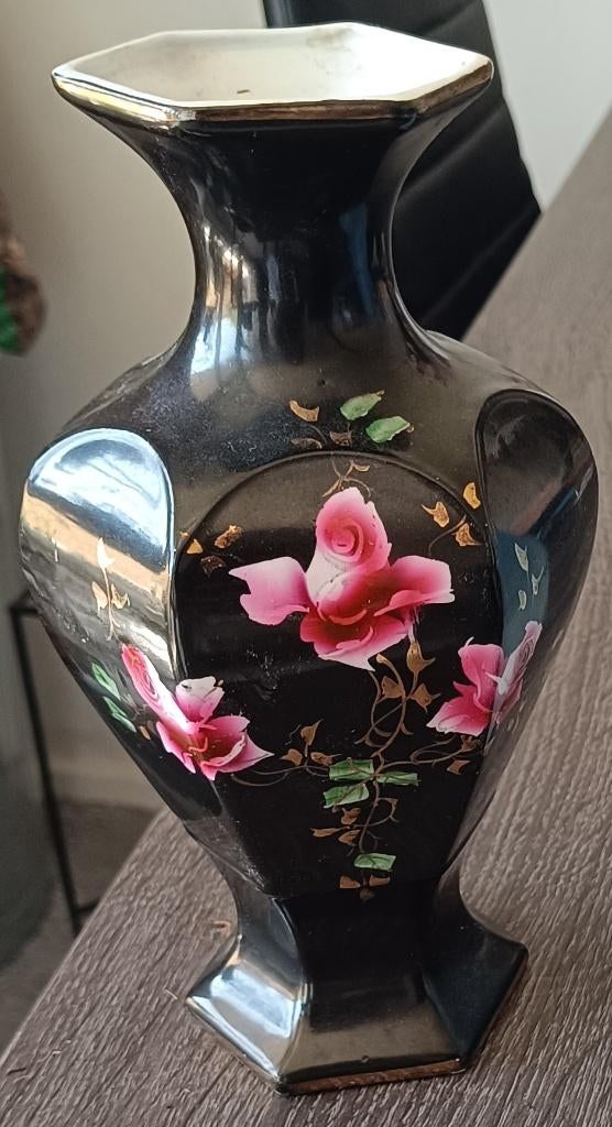 Vintage zeshoekige vorm zwarte vaas met roze rozen, Ophalen, Gebruikt, Zwart