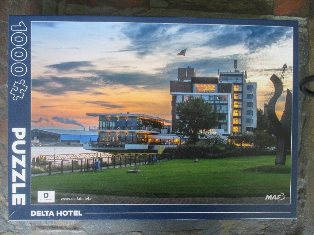Delta hotel Vlaardingen - 1000 stukjes puzzel in prima staat, Hobby en Vrije tijd, Ophalen of Verzenden, 500 t/m 1500 stukjes