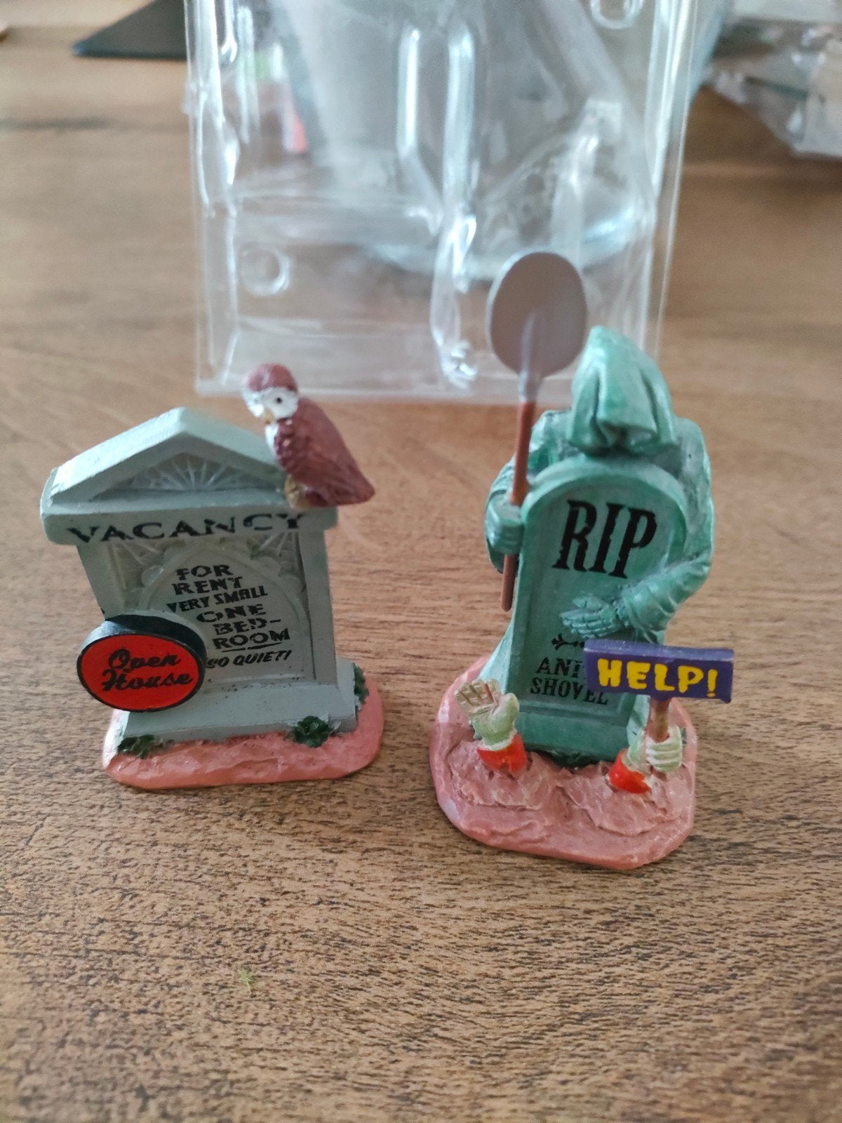lemax spooky town tombstone duo, Ophalen