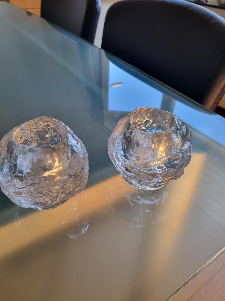 Twee waxinelichthouders, Kosta Boda, Sneeuwbal, 8 cm hoog, Ophalen of Verzenden, Zo goed als nieuw