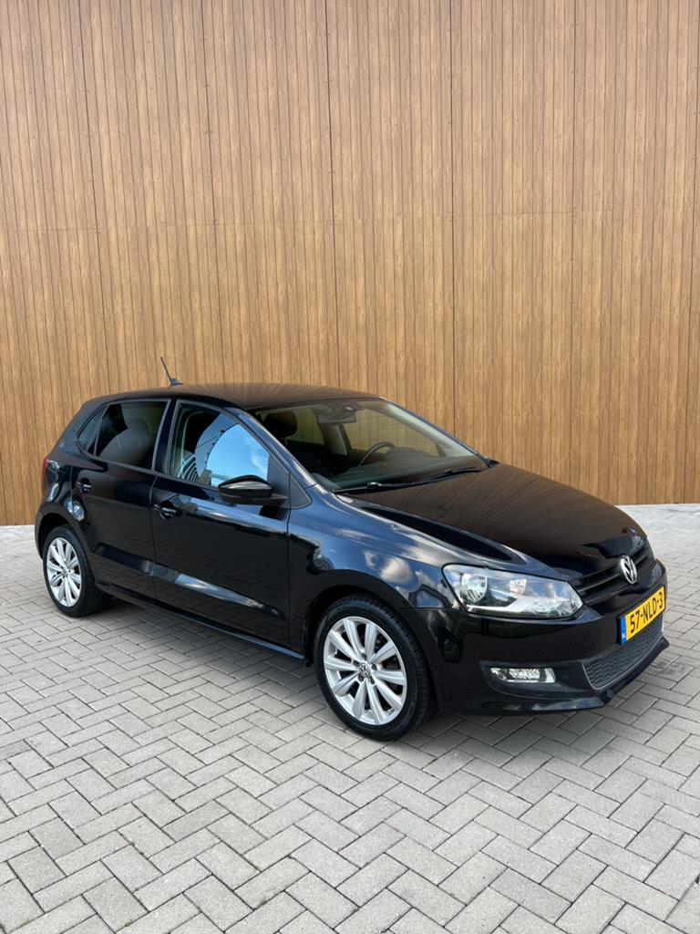 Volkswagen Polo 1.2 TSI DSG | CRUIS| STOELVERWARMING| AIRCO, Auto's, Stof, 40 €/maand, Zwart, 4 cilinders