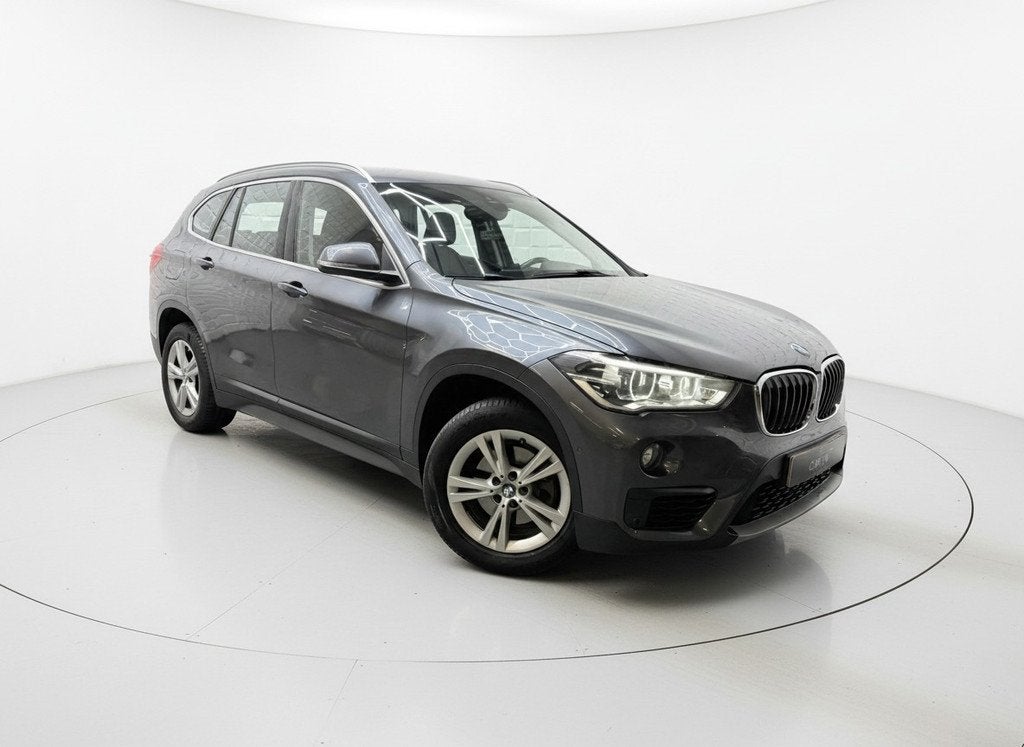 BMW X1 SDrive18i High Executive AUTOMAAT PDC NAVI SFEERVER, Auto's, Gebruikt, 19 km/l, 3 cilinders, 1405 kg