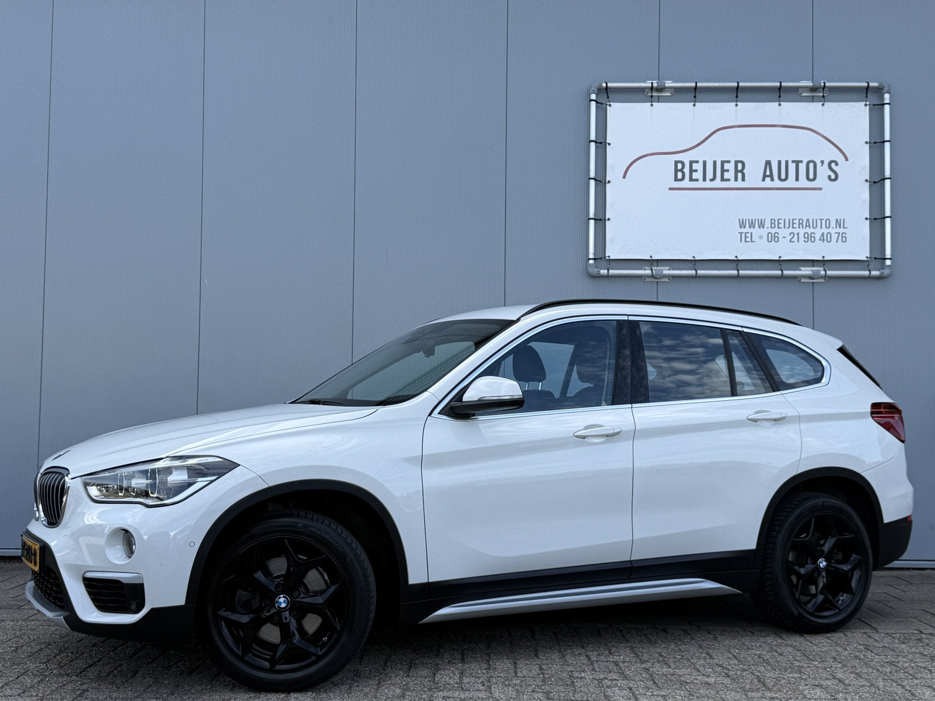 BMW X1 xDrive20i High Executive Automaat Navigatie/Trekhaak/, Gebruikt, Euro 6, 2000 kg, Wit