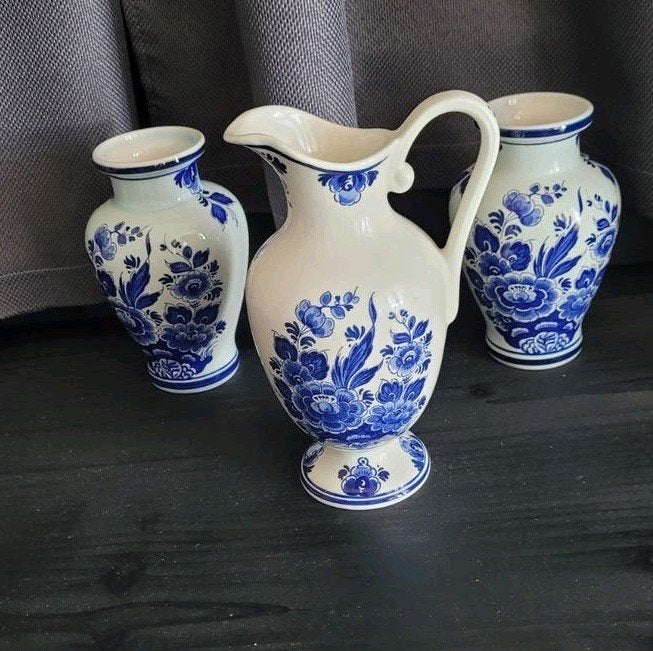 Set van "Delft Holland handwerk" vaasjes en kannetje (Flora), Ophalen of Verzenden