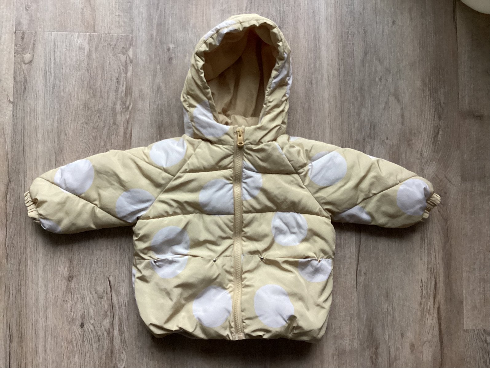 Gele winterjas met witte stippen (92), Ophalen of Verzenden, Gebruikt, Meisje, Jas
