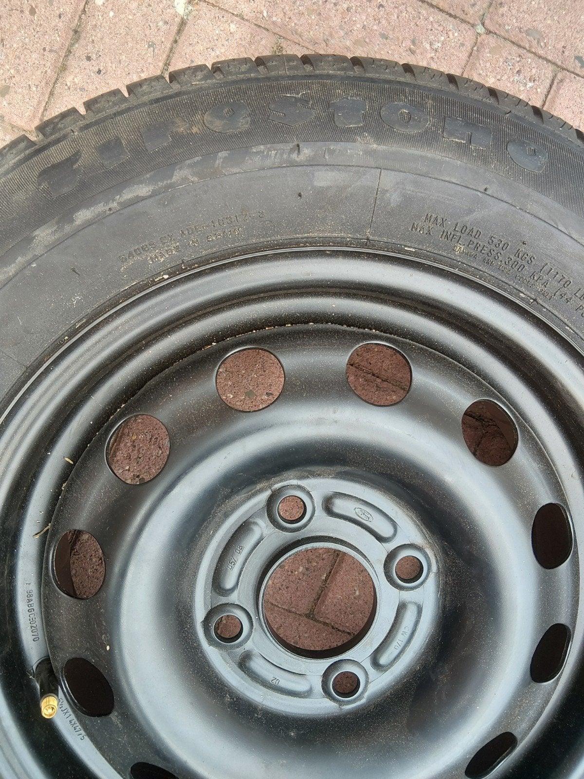Ford velg met nieuwe band, Ophalen
