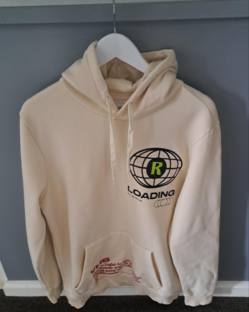 Hoodie NIEUW beige ecru Bershka maat L tekst Loading, Maat 52/54 (L), Beige, Nieuw, Ophalen of Verzenden