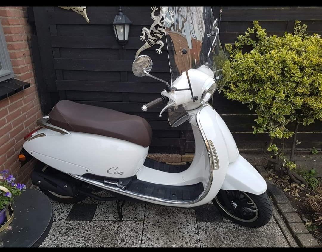 snorscooter nimoto ceo kleur wit, Fietsen en Brommers, Snorfietsen en Snorscooters, Zo goed als nieuw, Overige merken, Benzine