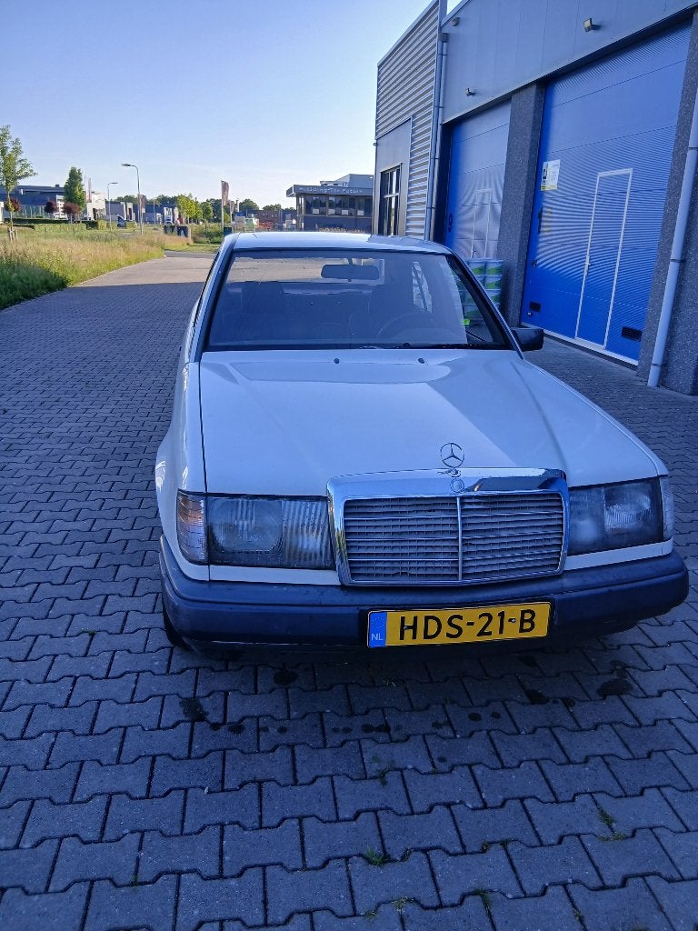 Mercedes-Benz 200D 1985  Gewijzigde advertentie!, Auto's, Mercedes-Benz, Stof, 4 cilinders, Wit, 113 pk