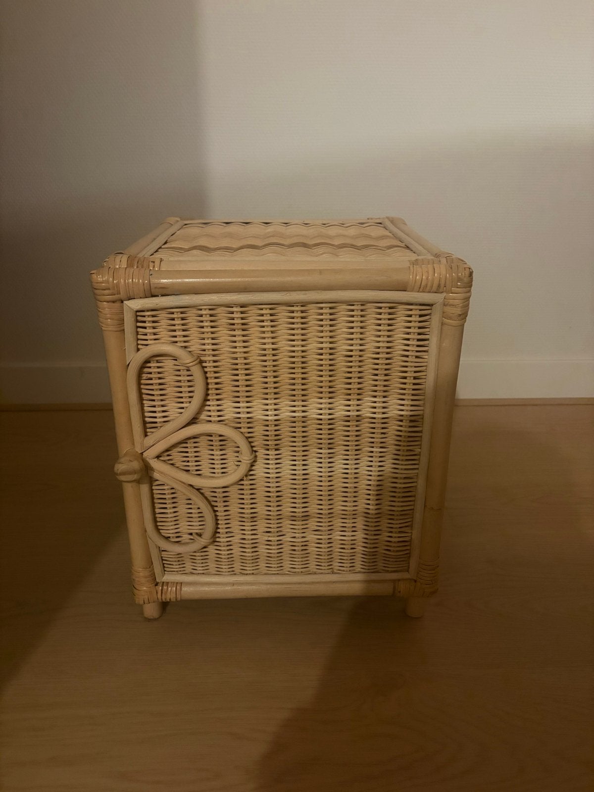 Rotan nachtkastje / bijzettafel met deur, Overige materialen, Gebruikt, 45 tot 65 cm, 55 tot 70 cm