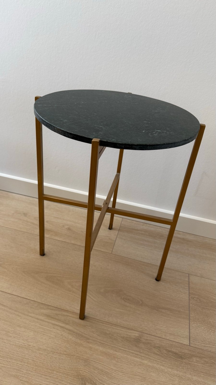 Stijlvolle groene Marmeren bijzettafel met Gouden onderstel, Huis en Inrichting, Overige materialen, Minder dan 55 cm, Rond, Zo goed als nieuw