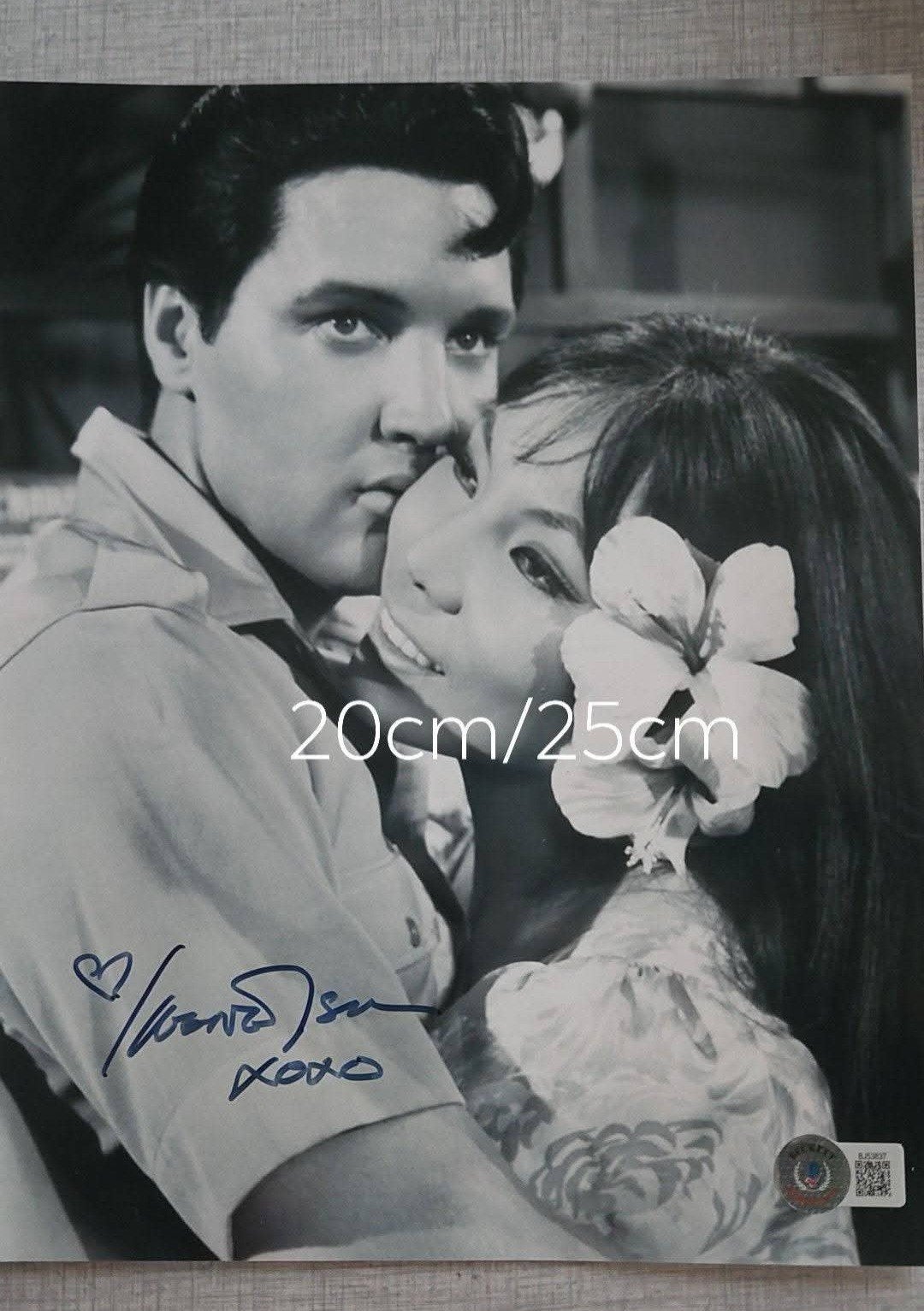 Irene Tsu gesigneerde foto met Elvis Presley (20x25cm), Verzamelen, Ophalen of Verzenden, Zo goed als nieuw, Foto of Kaart, Gesigneerd