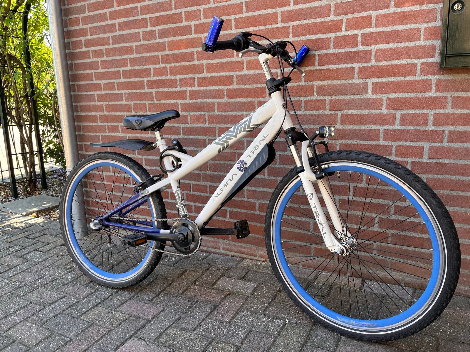 Alpina Trial 26 inch jongensfiets - Wit/Blauw, Fietsen en Brommers, Fietsen | Kinderfietsjes, Ophalen, Gebruikt, Velgrem, 20 inch of meer