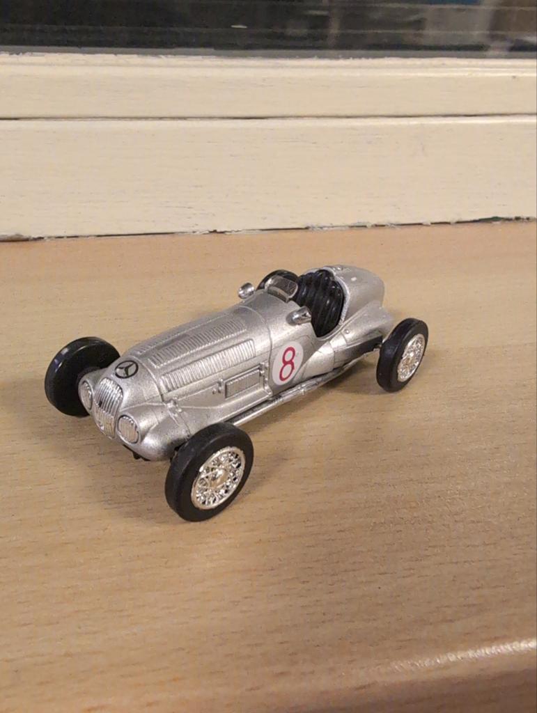 Zilverkleurige Mercedes-Benz raceauto schaalmodel, Hobby en Vrije tijd, Modelauto's | 1:43, Ophalen of Verzenden