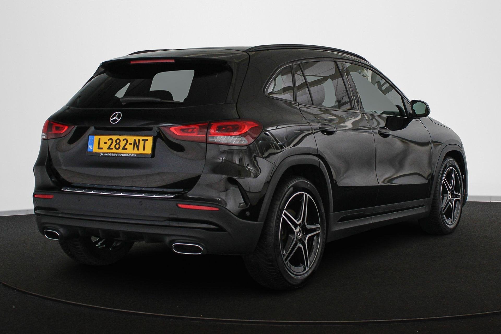 Mercedes-Benz GLA-klasse 180 Business Solution AMG Widescree, Gebruikt, 4 cilinders, Leder en Stof, Zwart