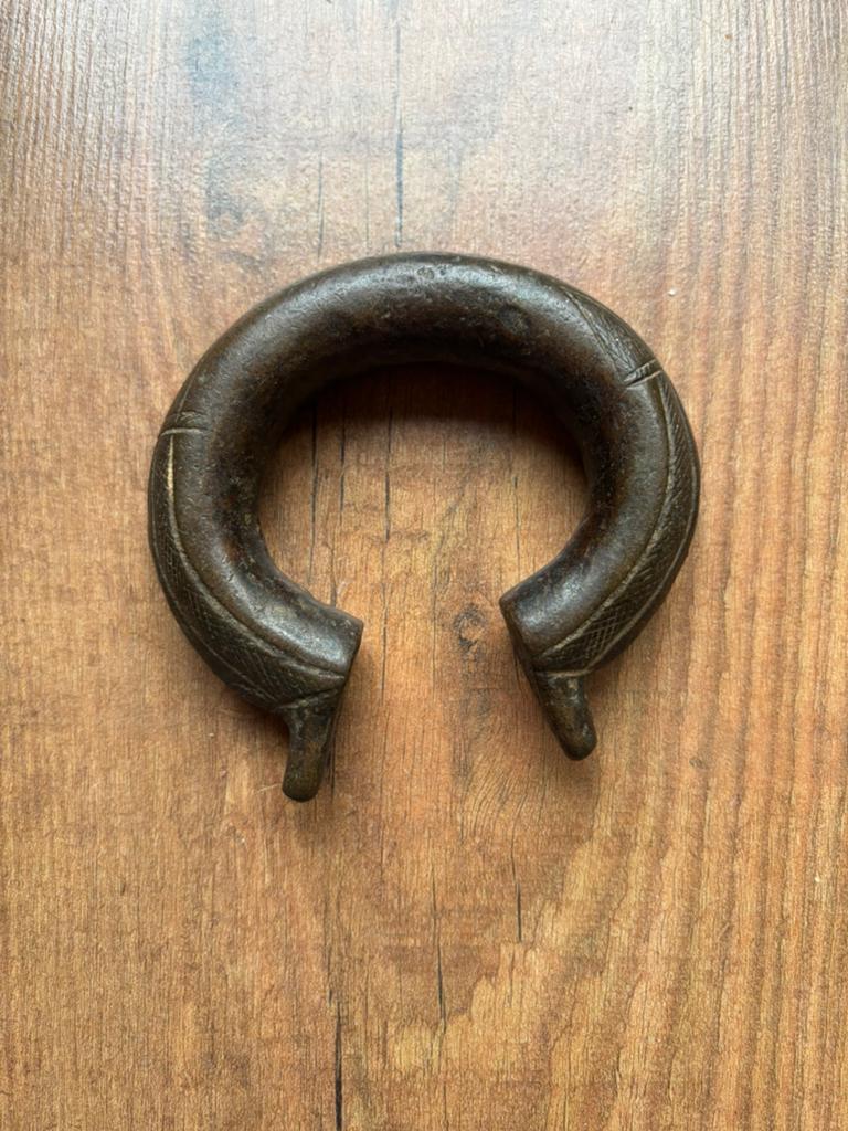 Afrikaanse 19e eeuwse bronzen Manilla armband, Ophalen of Verzenden