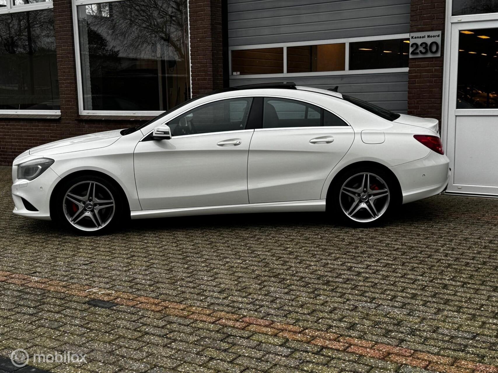 Mercedes CLA klasse 200 AUT LEDER/PANO/AIRCO/CRUISE/NAVI, Auto's, Gebruikt, Euro 6, 715 kg, Wit