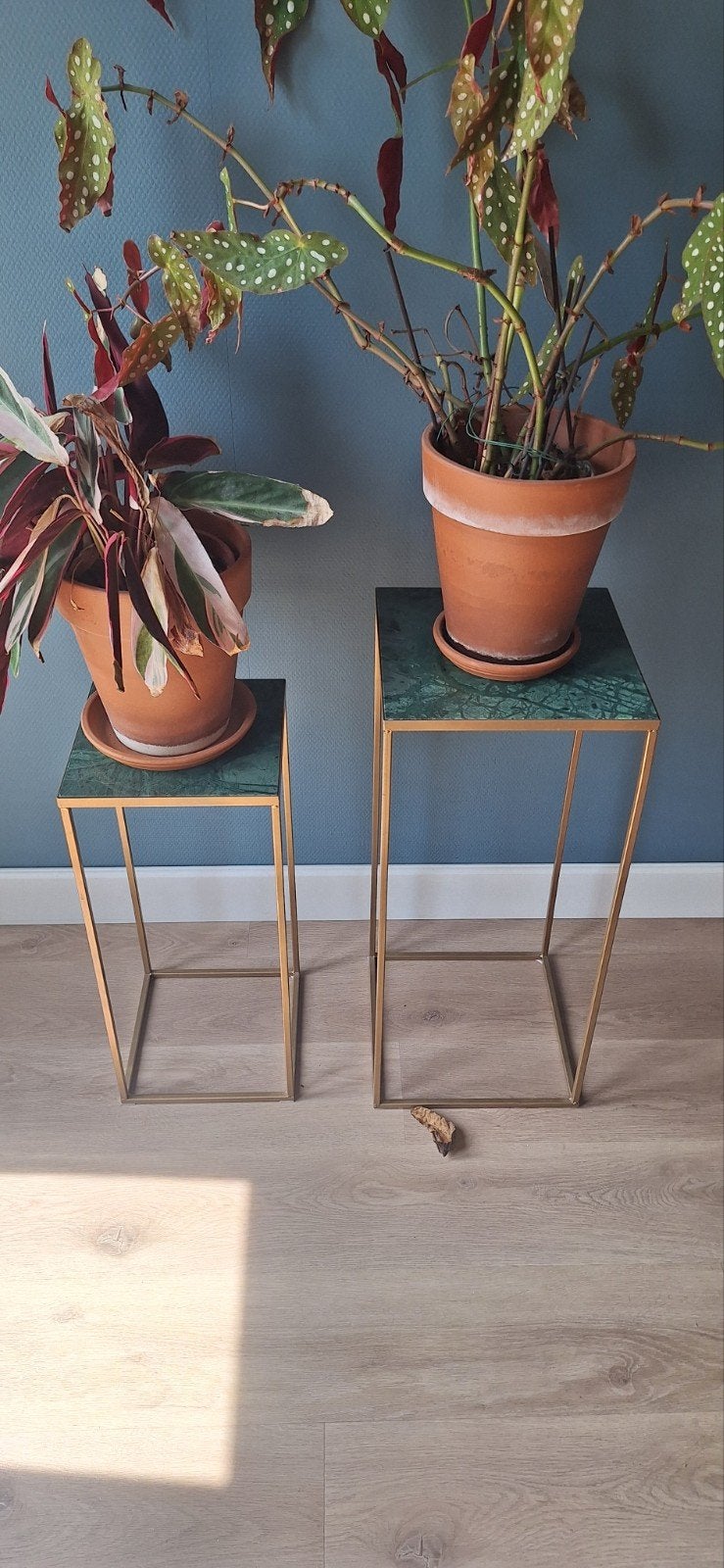 Set van 2 gouden bijzettafels met groen marmeren blad, Minder dan 55 cm, Metaal of Aluminium, Vierkant, Zo goed als nieuw