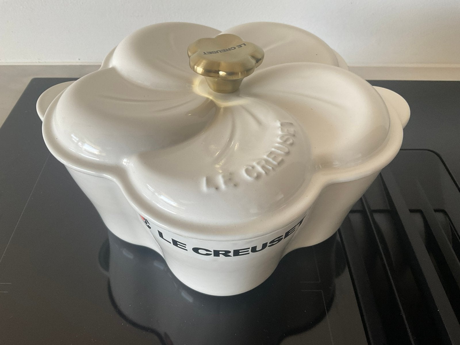 Le Creuset 20 cm bloem pan, wit, NIEUWSTE MODEL!, Huis en Inrichting, Keuken | Potten en Pannen, Nieuw, Koekenpan of Braadpan