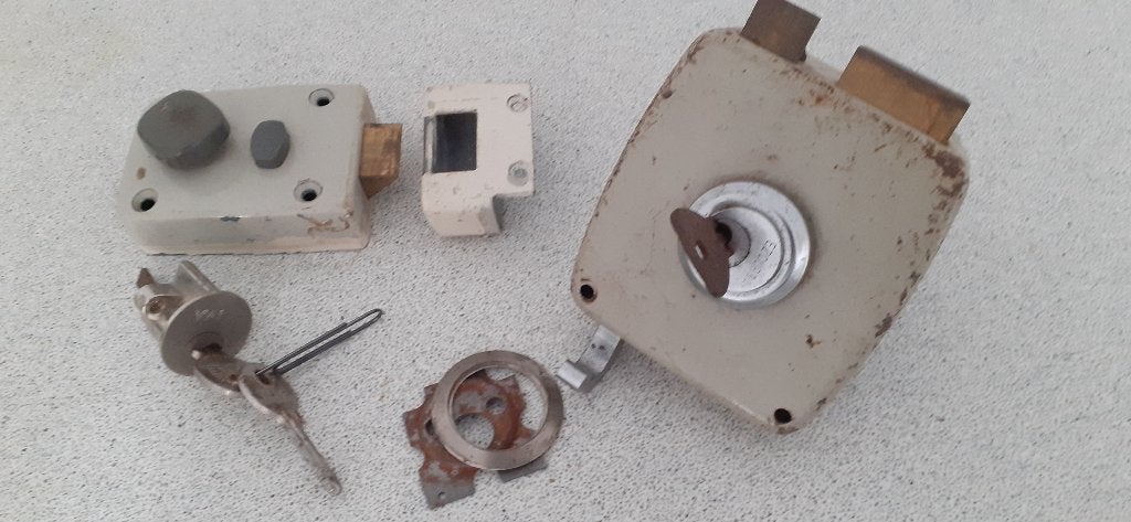 2 x opdek slot  met sleutels, Ophalen of Verzenden, Gebruikt, IJzer, Slot