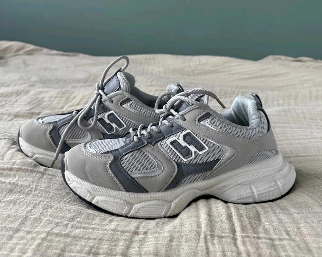 Nieuwe gympen mt 40, Nieuw, Ophalen of Verzenden, Sneakers of Gympen, Grijs