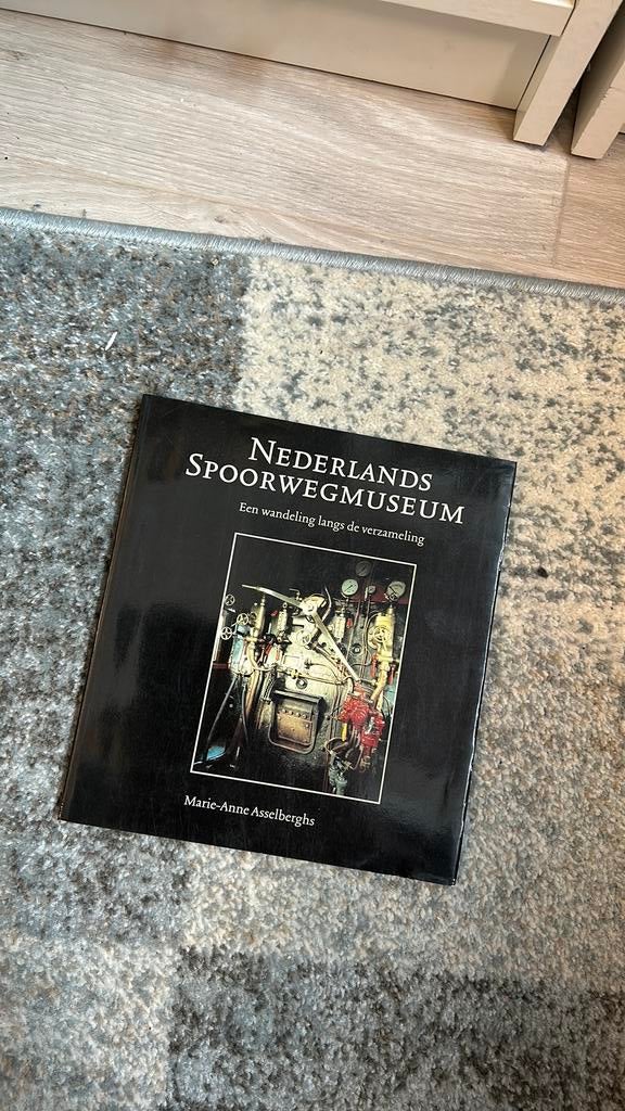 Boek Nederlands spoorwegmuseum, Ophalen of Verzenden, Zo goed als nieuw