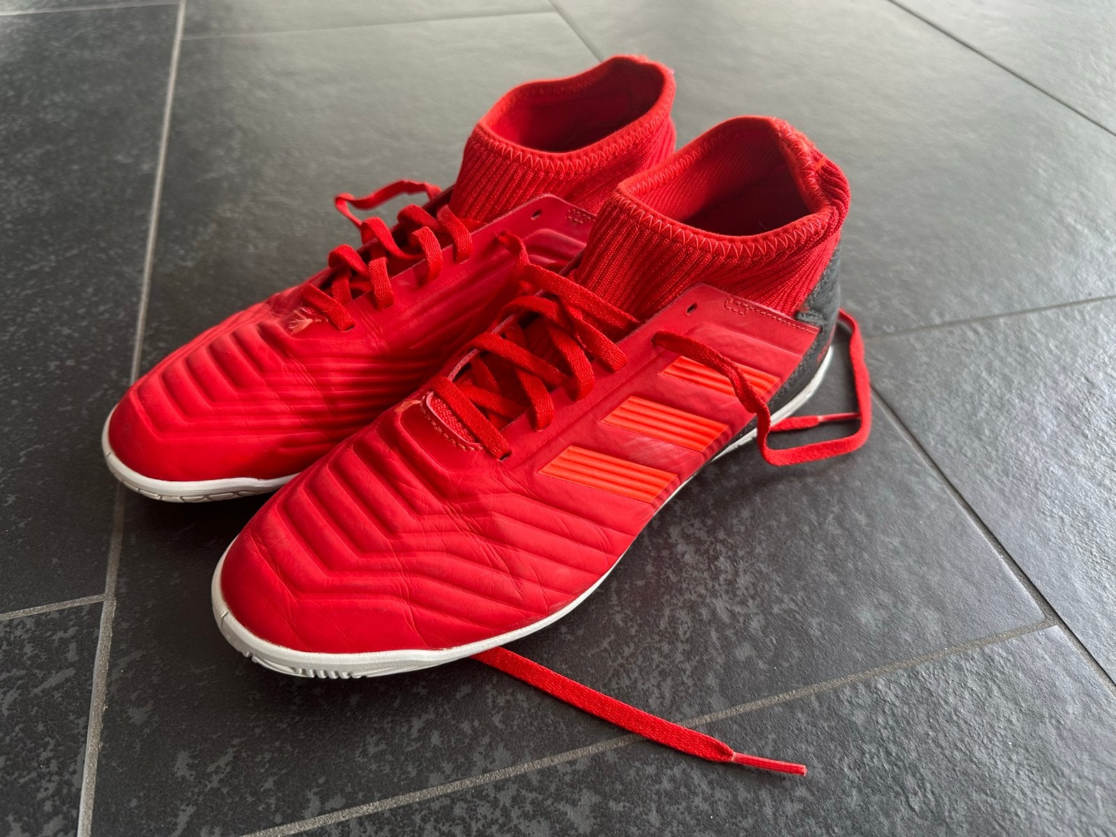 Adidas Zaalschoenen Voetbal/Gym Rood - Maat 38 2/3, Ophalen of Verzenden, Gebruikt, Schoenen