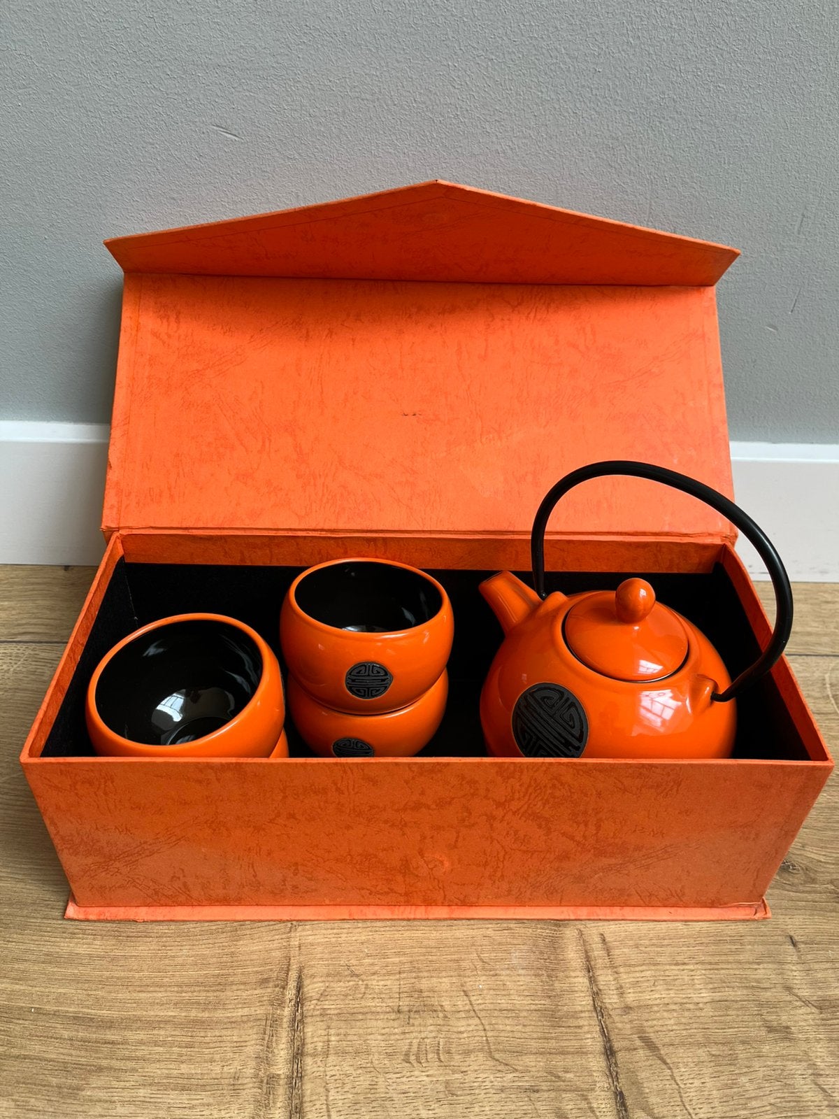==Bijna Nieuw== Oranje theeservies met theepot en 4 kopjes, Aziatisch, Keramiek, Ophalen of Verzenden, Zo goed als nieuw