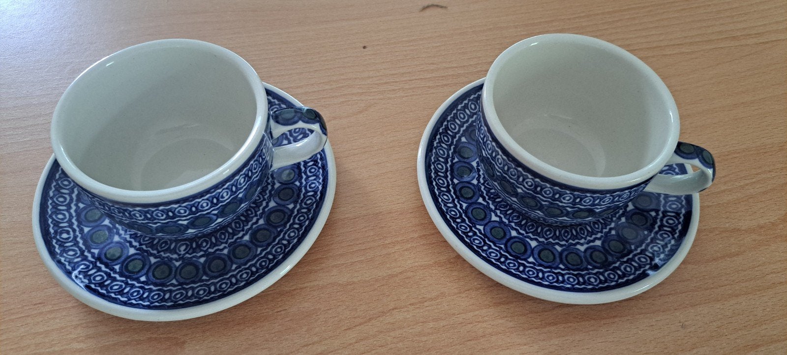 Set van 2 handgemaakte Bunzlau Poolse kop en schotels, Ophalen of Verzenden