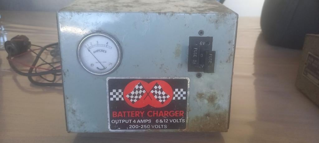 Vintage Acculader 6V/12V - Output 4 Ampere, Ophalen of Verzenden, Gebruikt, Universele onderdelen