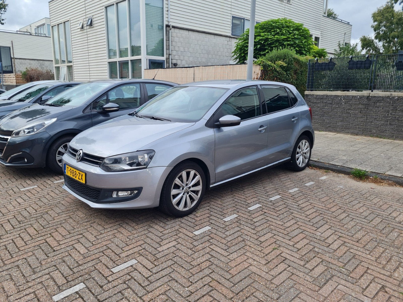 Volkswagen Polo 1.4 16V FSI 2010 Grijs lees tekst, Auto's, Voorwielaandrijving, Stof, 40 €/maand, Zwart