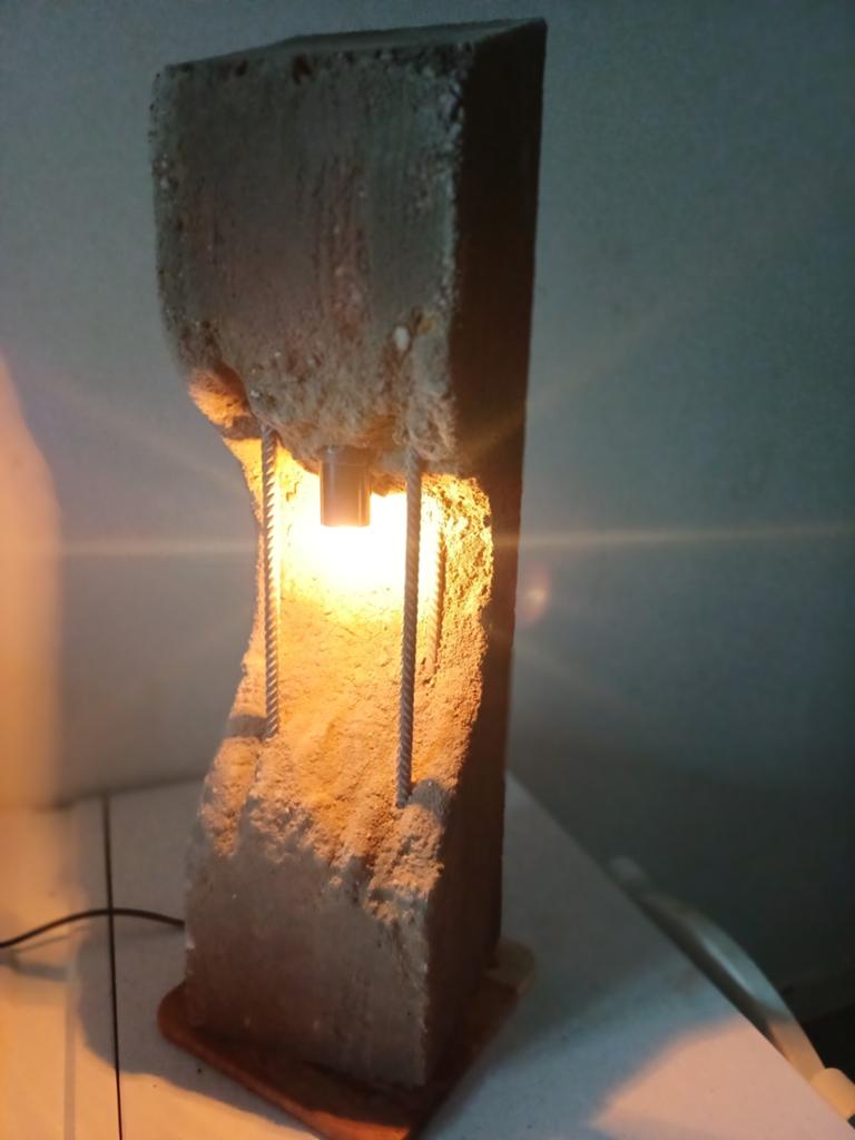Unieke handgemaakte betonlamp met industriële look, Ophalen of Verzenden, Zo goed als nieuw, Overige materialen