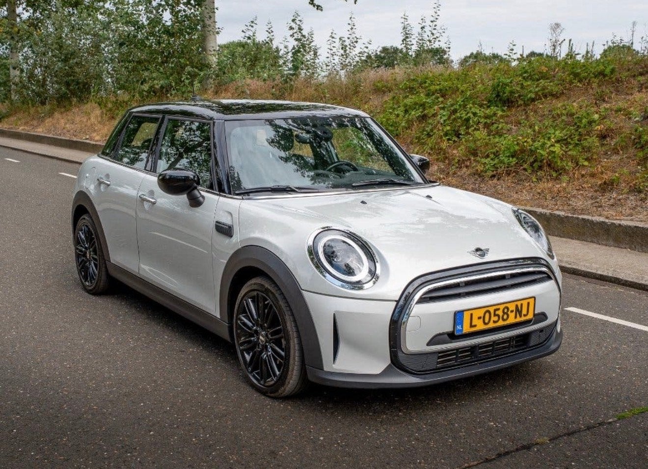 Mini 5-deurs (f55) 1.5 136pk Aut 2021 Wit, Auto's, 136 pk, Wit, Origineel Nederlands, Particulier