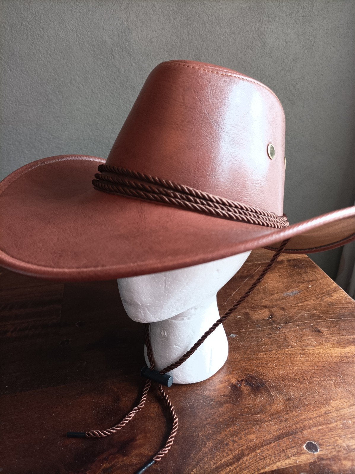 Western hoed 58 cm van imitatie leer.