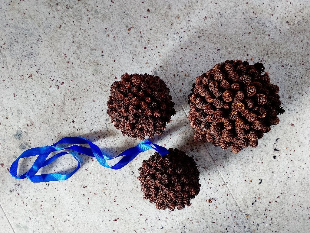 3 bollen met elzenproppen, Ophalen of Verzenden, Gebruikt, Knutselwerk