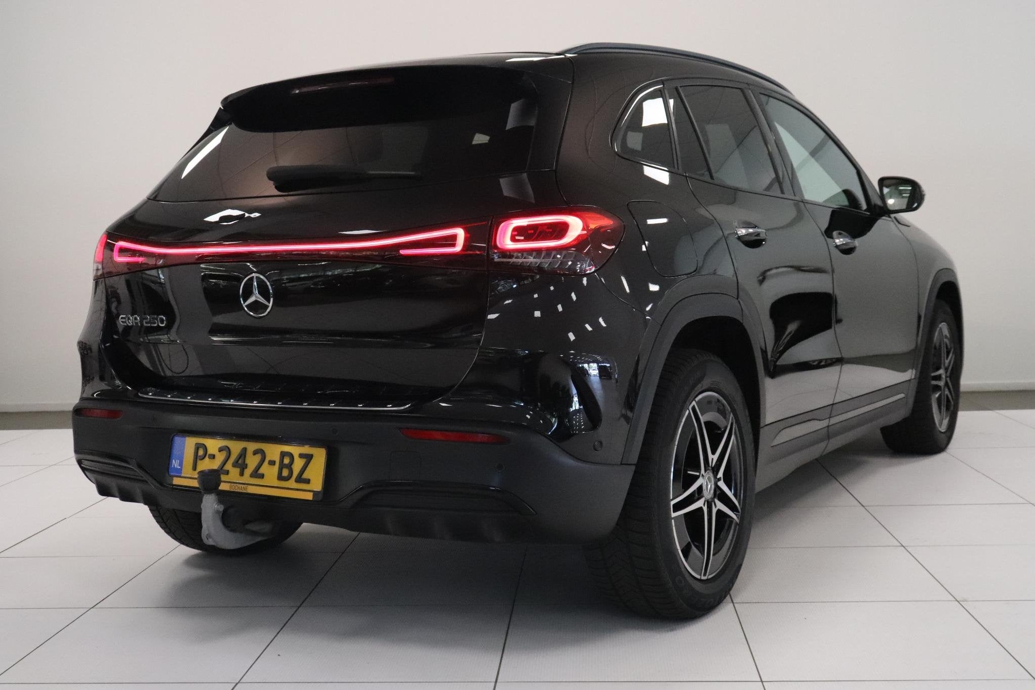 Mercedes-Benz EQA 250 Business Solution AMG 67 kWh | Camera, Auto's, Gebruikt, 190 pk, Met garantie (alle), Zwart