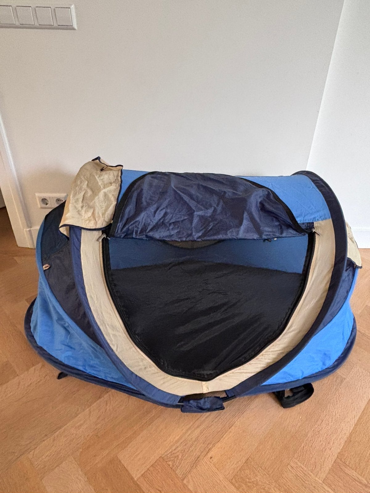 Campingbed/tent Deryan blauw, Kinderen en Baby's, Babywiegjes en Ledikanten, Ophalen, Zo goed als nieuw, Reisbedje